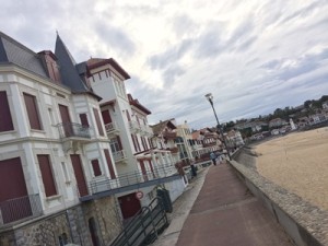 白と赤のコントラストが可愛らしい
海岸沿いのバスク建築